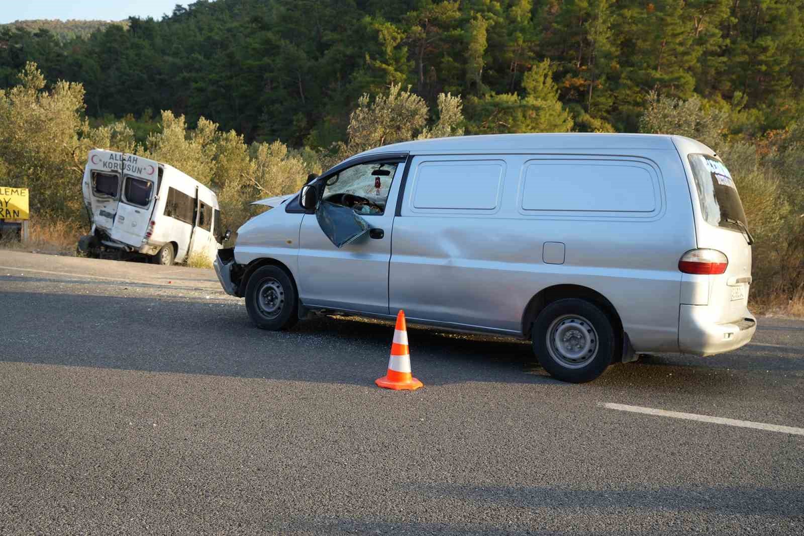 Zeytin işçilerini taşıyan minibüse ticari araç çarptı: 15 yaralı