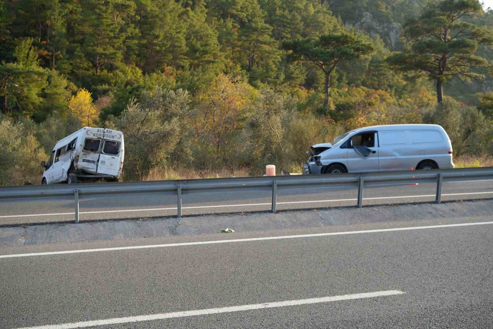 Zeytin işçilerini taşıyan minibüse ticari araç çarptı: 15 yaralı