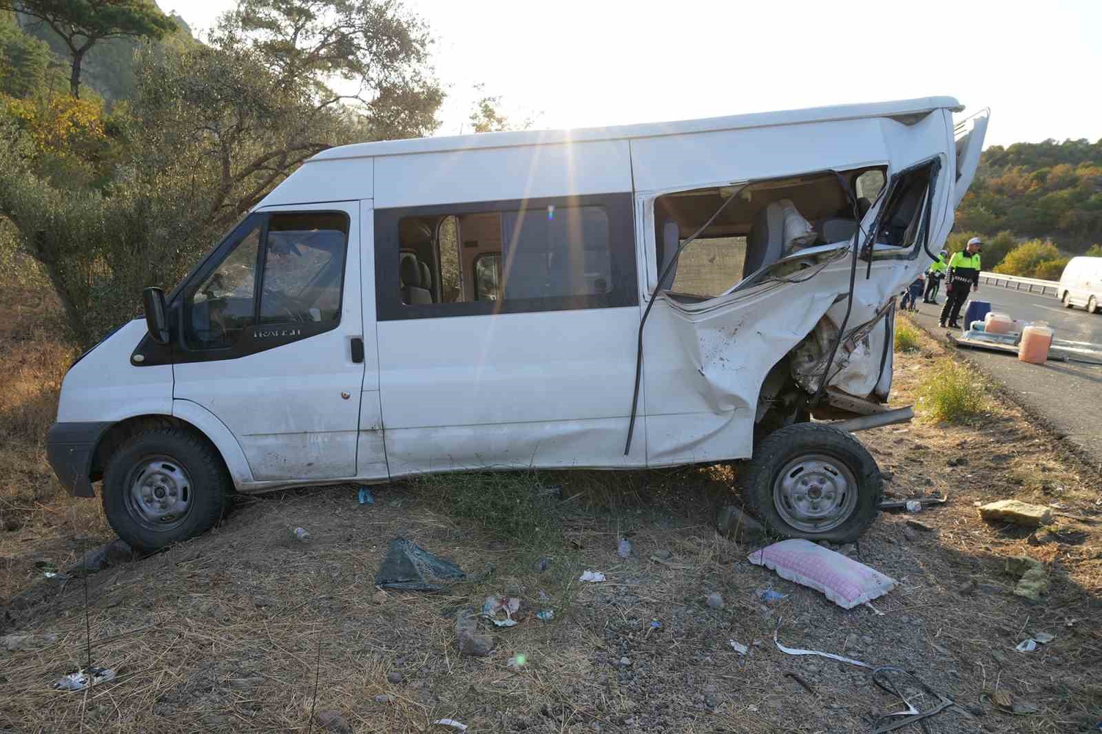 Zeytin işçilerini taşıyan minibüse ticari araç çarptı: 15 yaralı