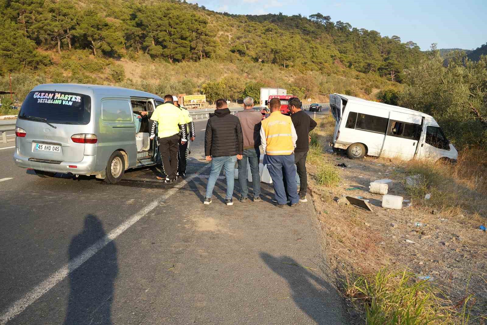 Zeytin işçilerini taşıyan minibüse ticari araç çarptı: 15 yaralı