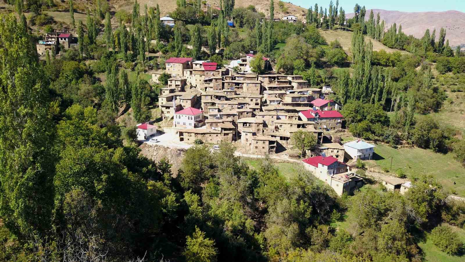 Hizan’ın taş evleri her mevsim ayrı bir güzel