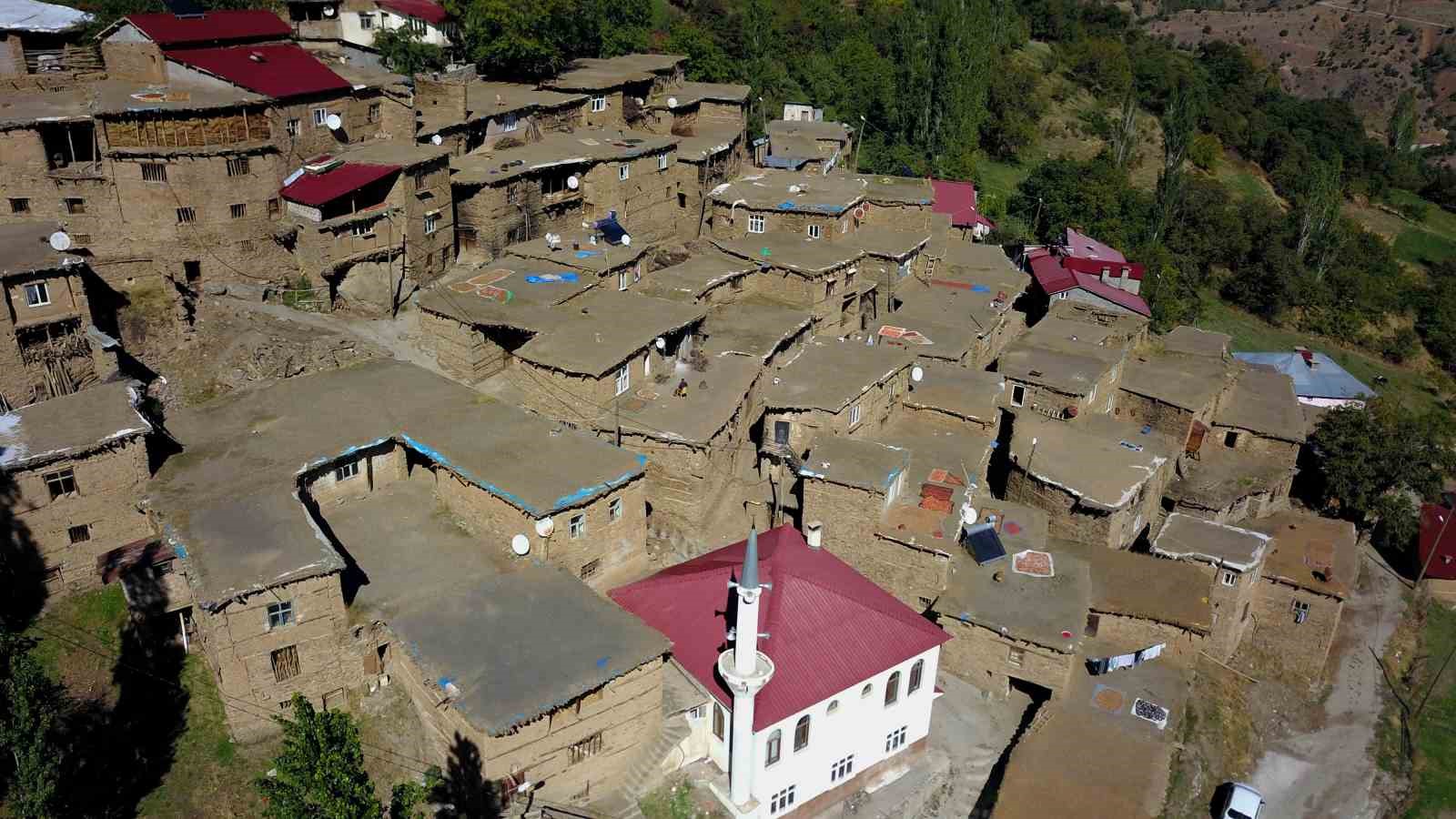 Hizan’ın taş evleri her mevsim ayrı bir güzel