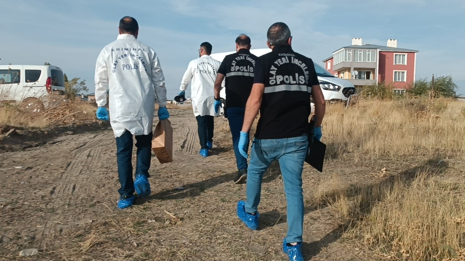 Van Gölü sahilinde Rojin’e ait olduğu iddia edilen kıyafet parçaları bulundu