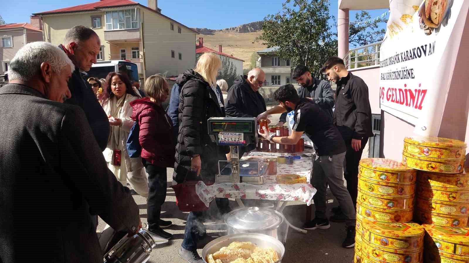 Yerli turistler Van balına hayran kaldı