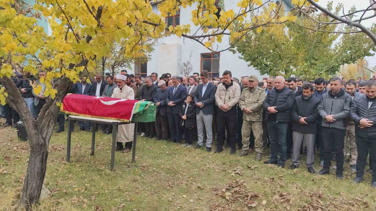 Erciş’te silahlı saldırıda yaşamını yitiren hastane görevlisi son yolculuğuna uğurlandı