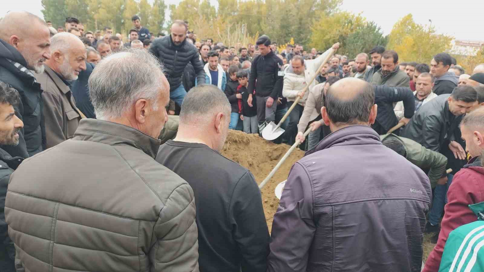 Erciş’te silahlı saldırıda yaşamını yitiren hastane görevlisi son yolculuğuna uğurlandı