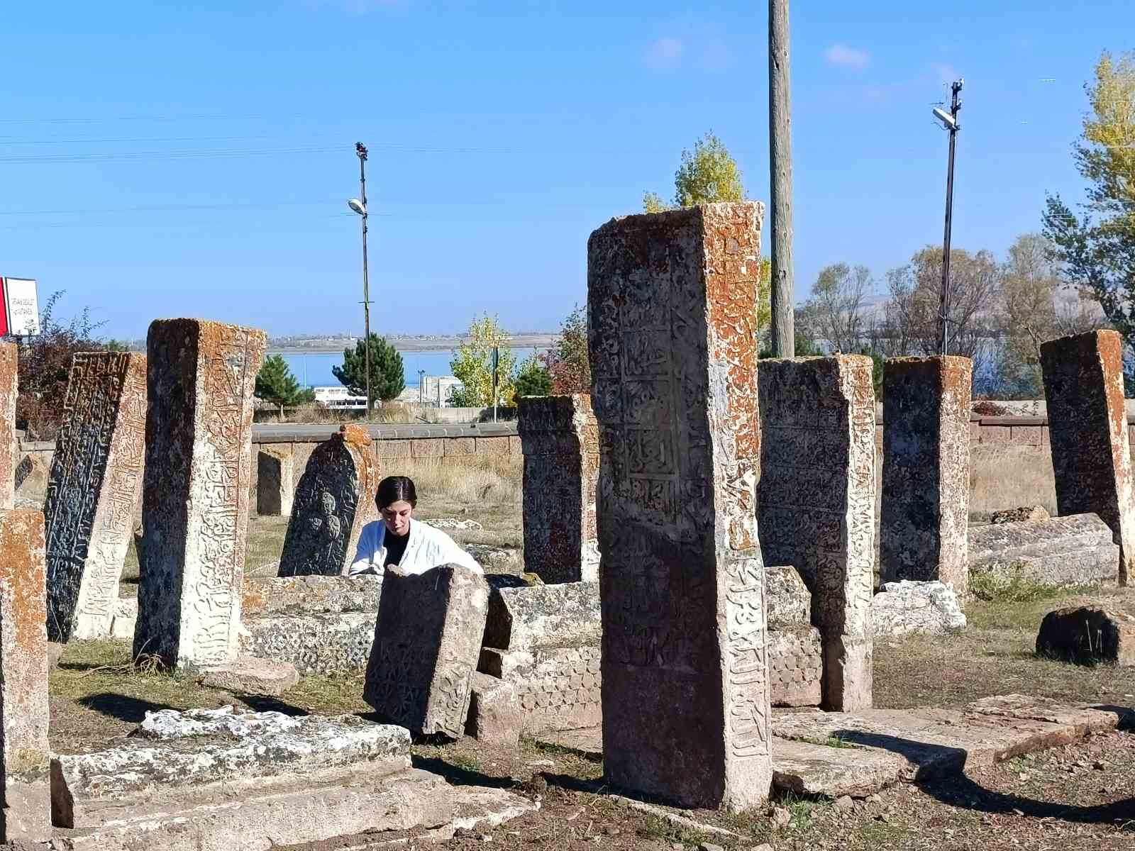 Gevaş Selçuklu Mezarlığı’nda 45 yeni mezar gün yüzüne çıkarıldı