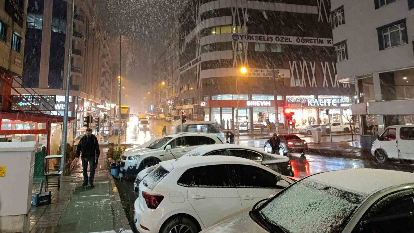 Van’da yoğun kar yağışı etkili oluyor