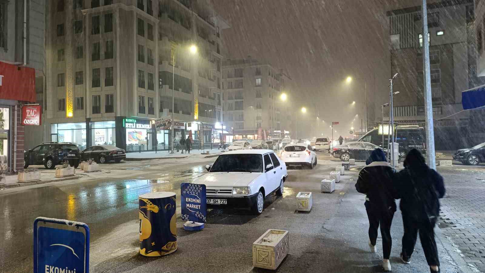 Van’da yoğun kar yağışı etkili oluyor