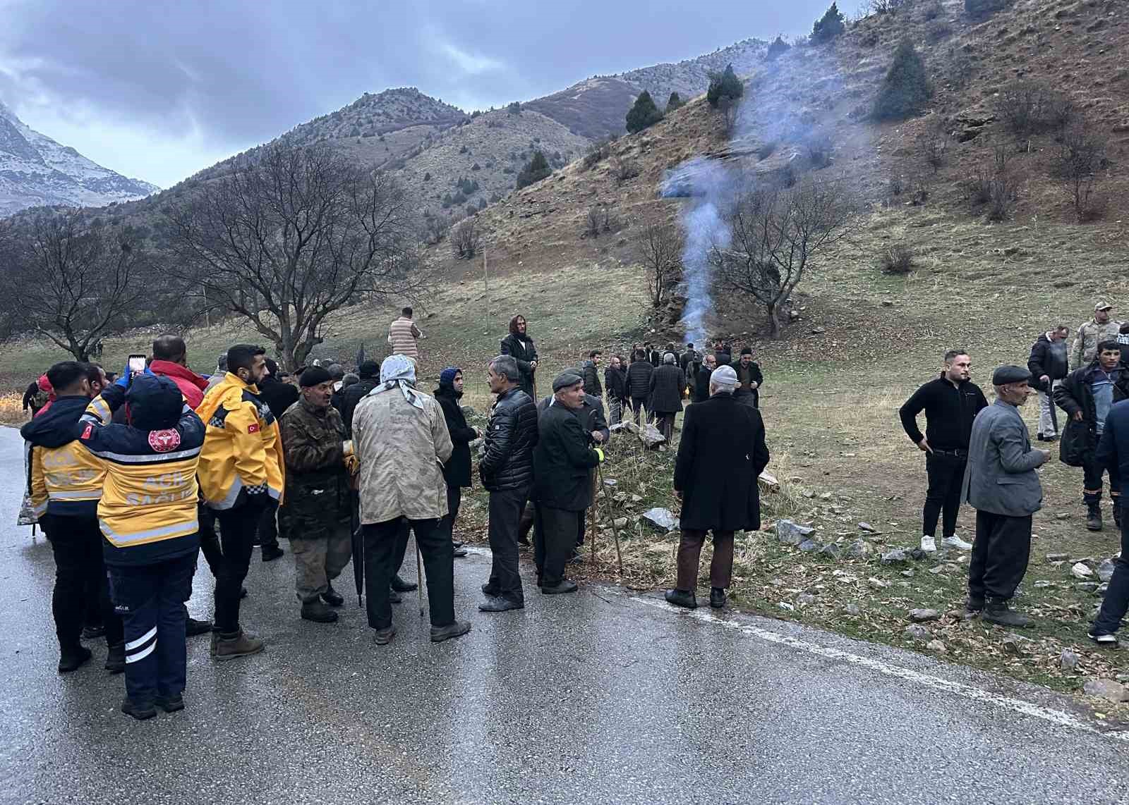 Dağdan düşen kaya parçalarının altında kalan çoban hayatını kaybetti