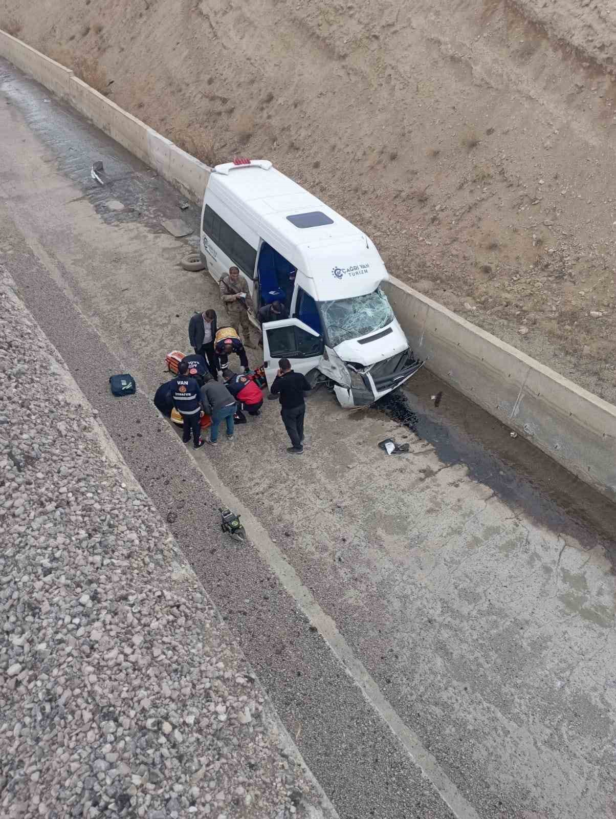 Van’da minibüs kanala düştü: 1 ölü