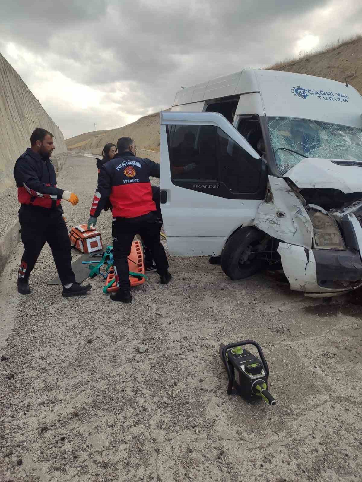 Van’da minibüs kanala düştü: 1 ölü