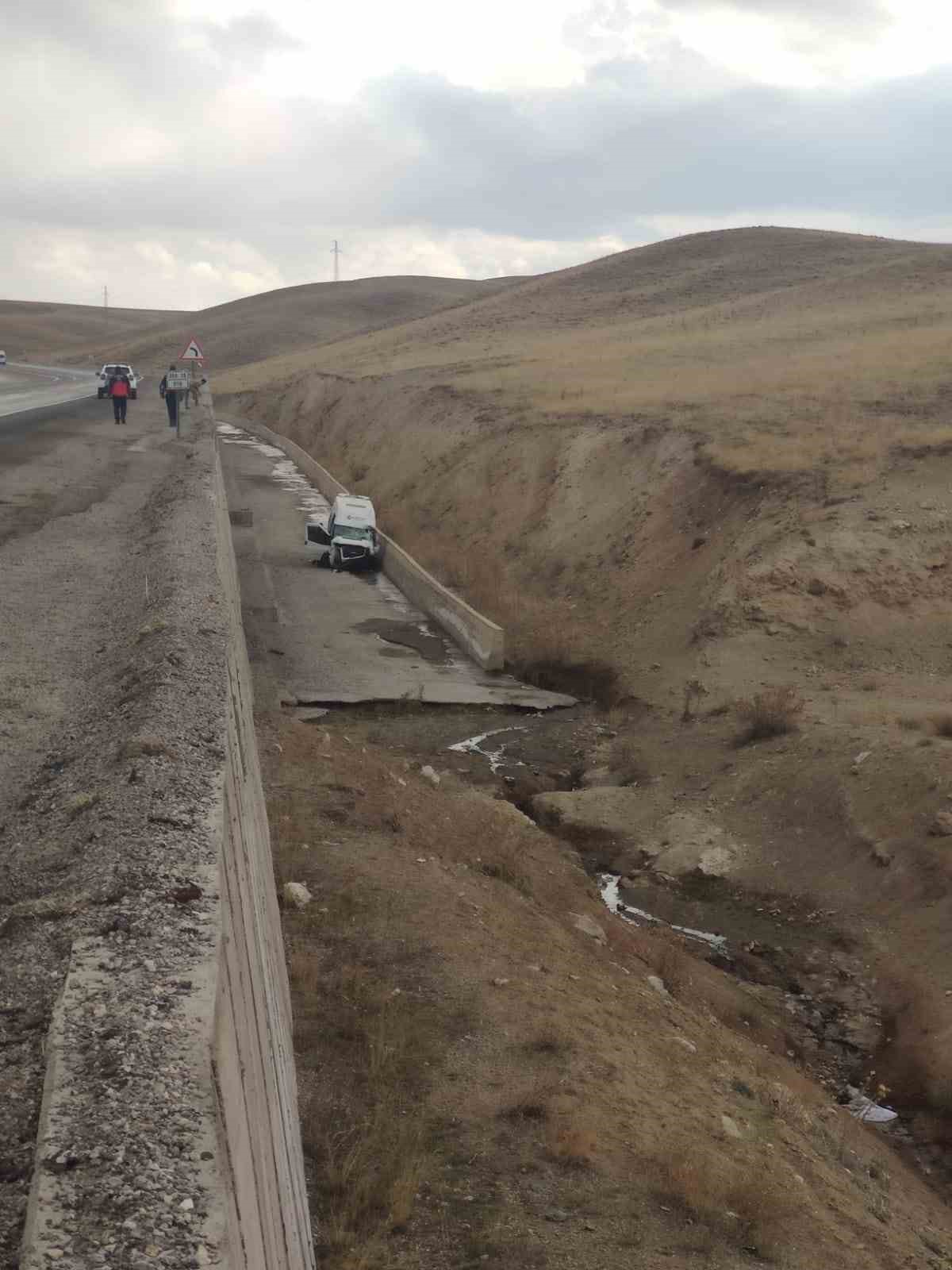 Van’da minibüs kanala düştü: 1 ölü