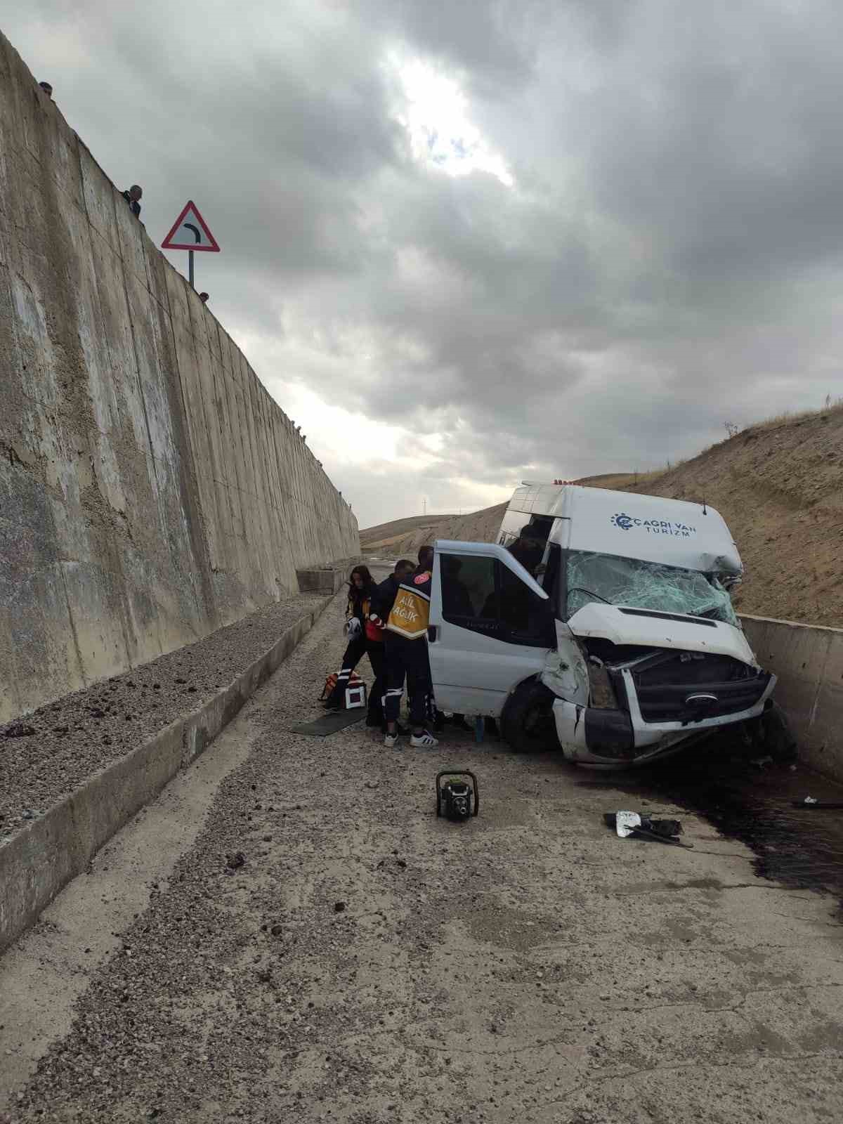 Van’da minibüs kanala düştü: 1 ölü