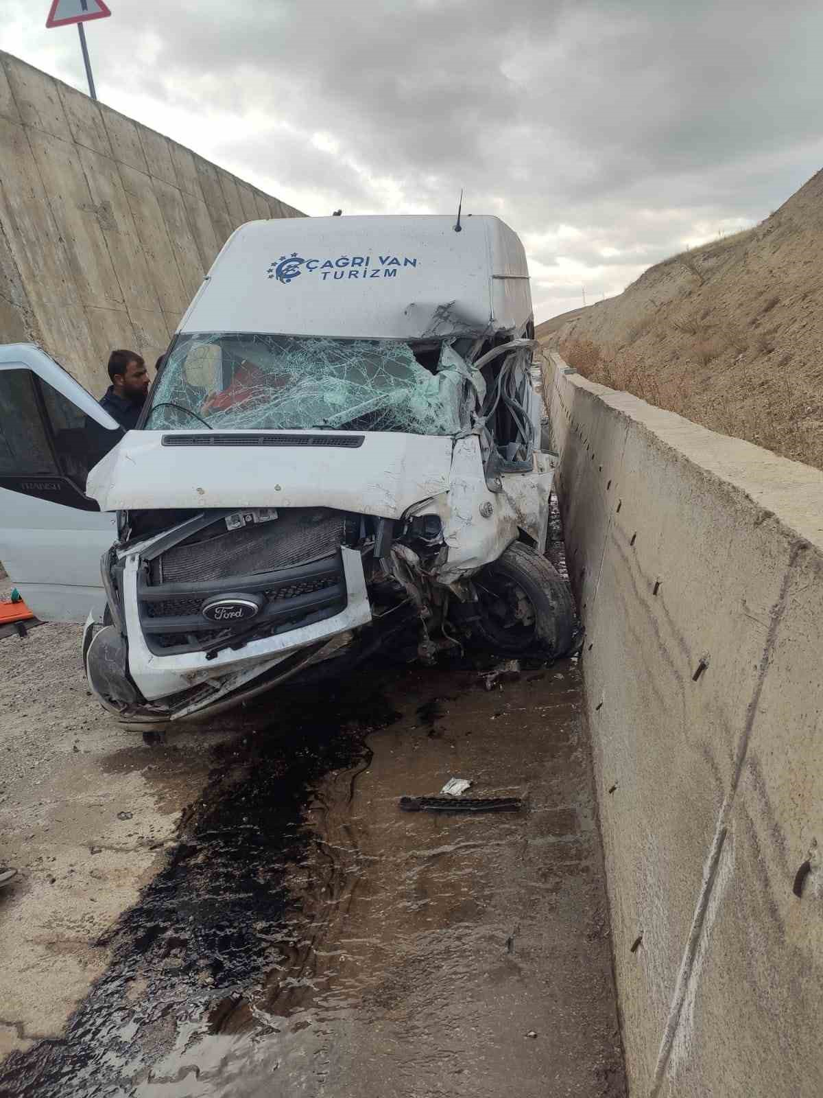 Van’da minibüs kanala düştü: 1 ölü