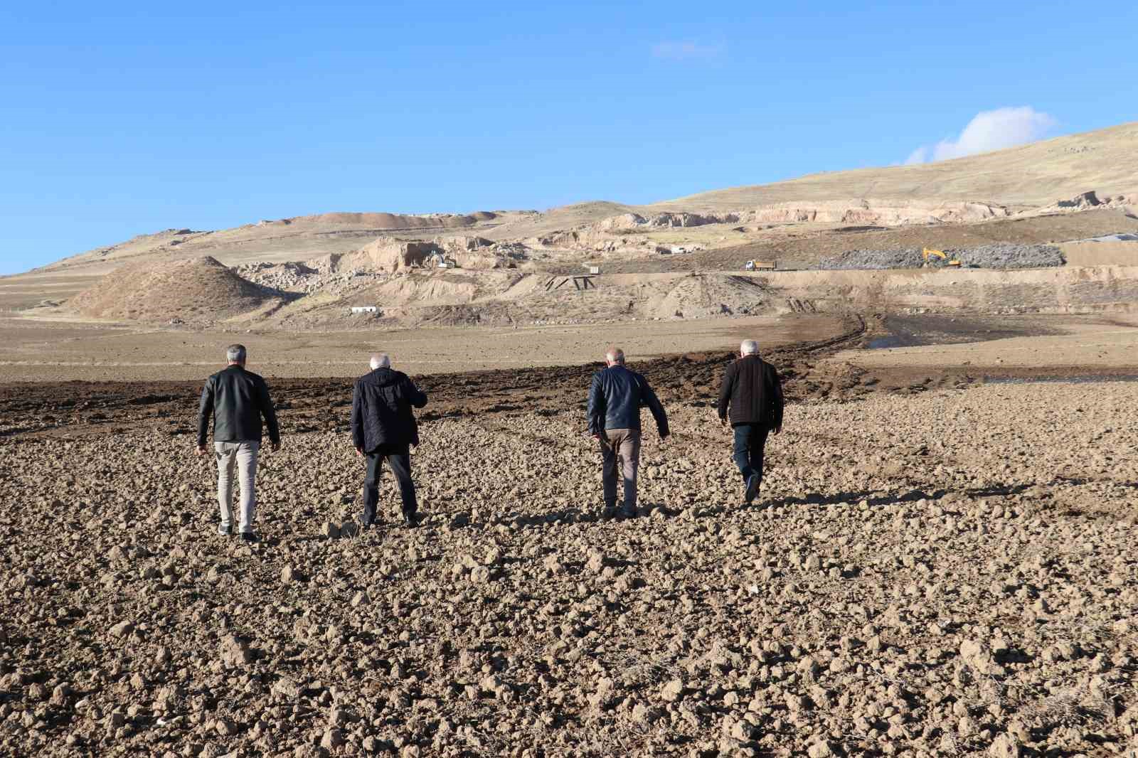 Van’da atık barajı çöktü: Ekili tarlalar zarar gördü