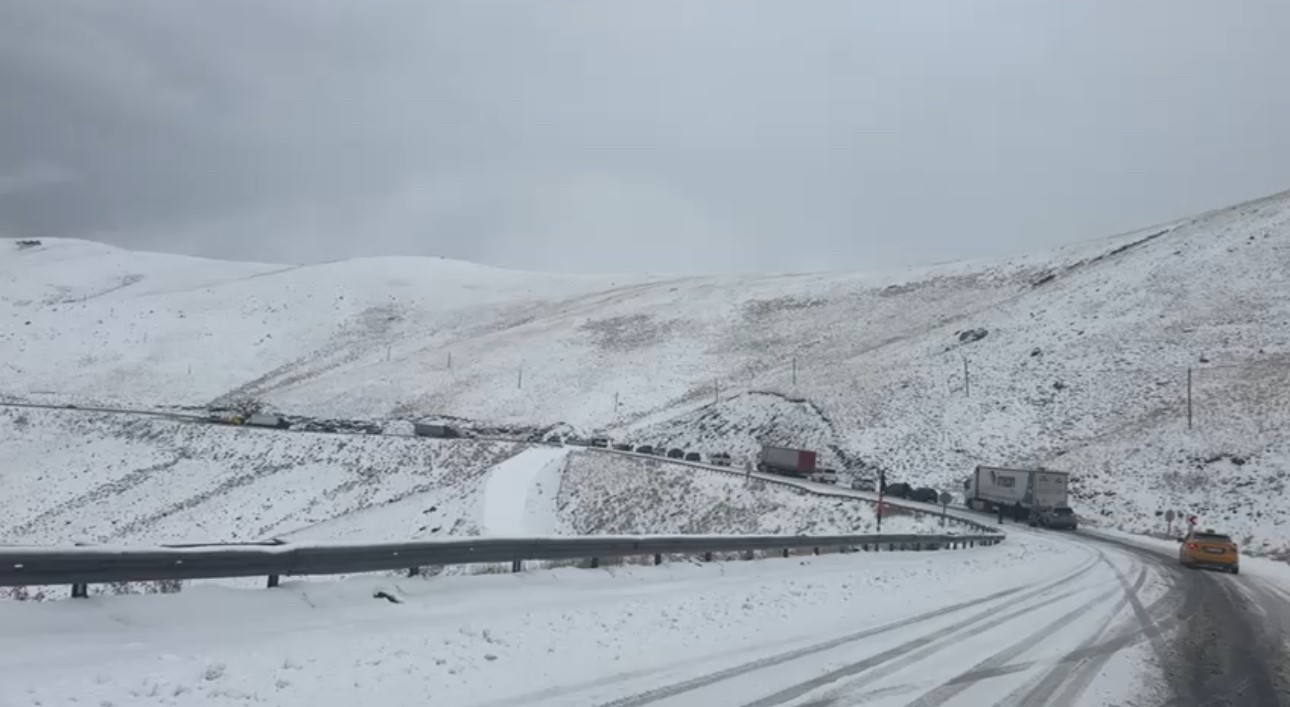 Güzeldere Geçidi’nde kar yağışı: Onlarca araç yolda kaldı