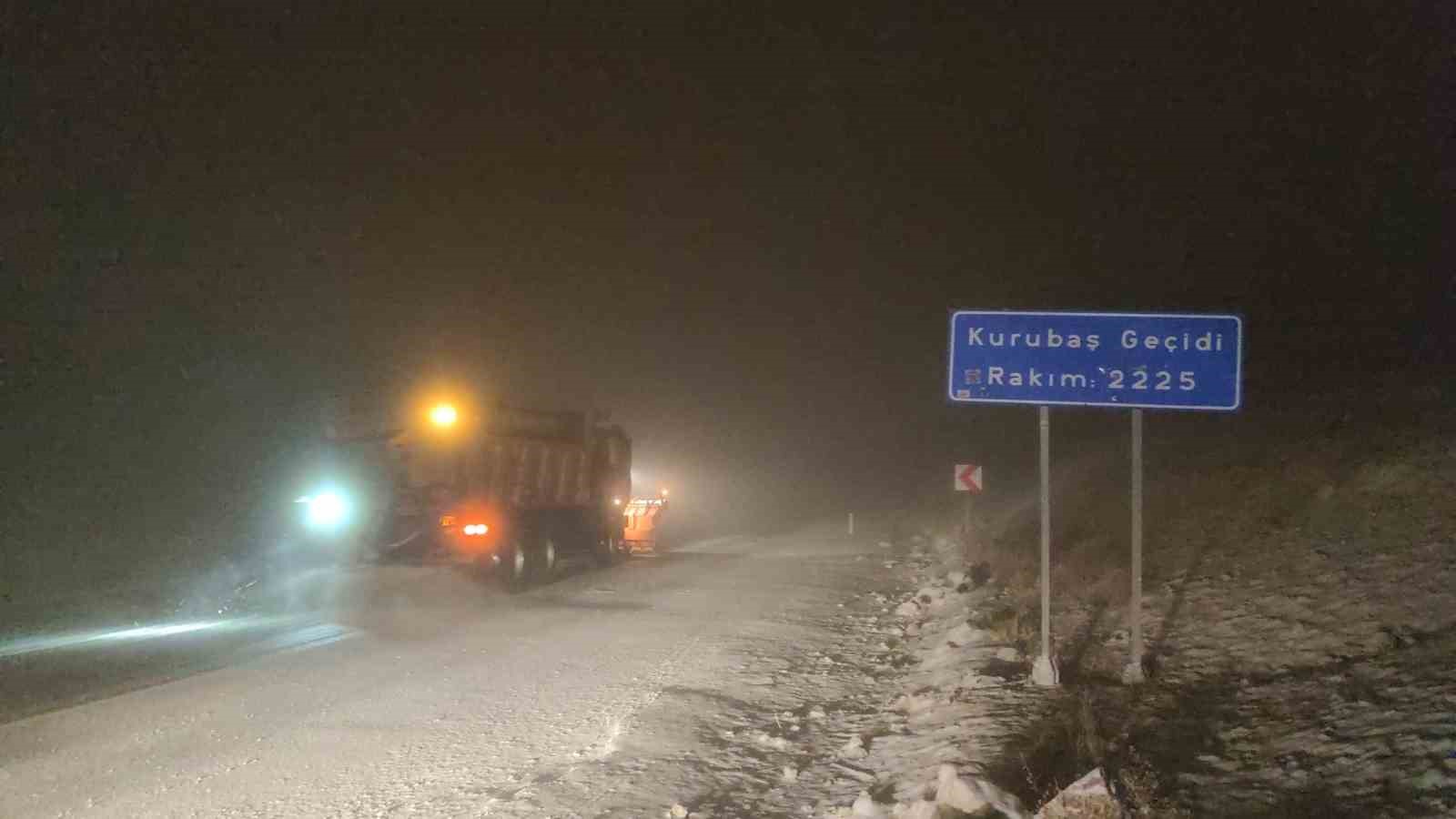 Karabet Geçidi kar ve tipi nedeniyle trafiğe kapatıldı