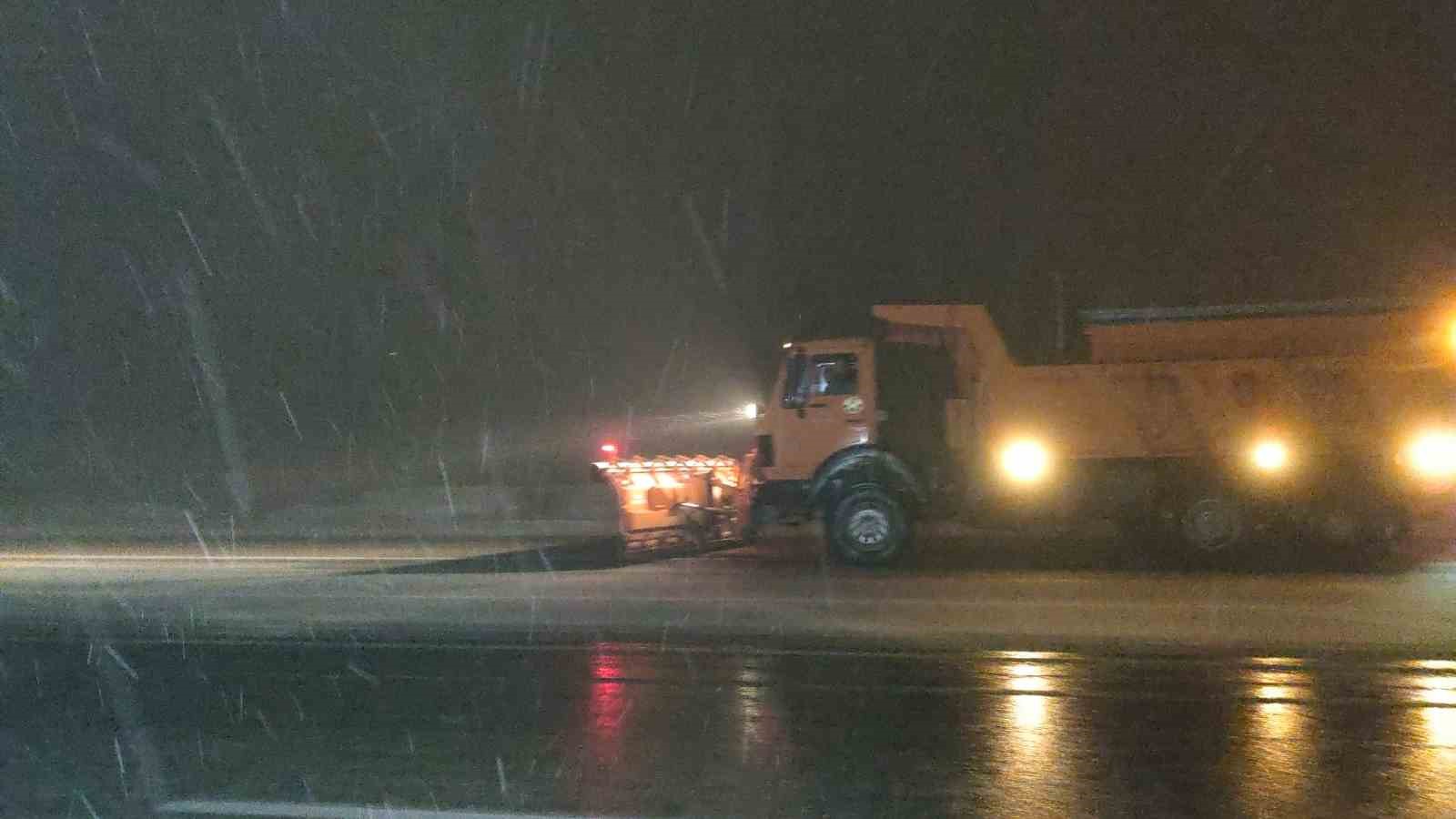 Karabet Geçidi kar ve tipi nedeniyle trafiğe kapatıldı