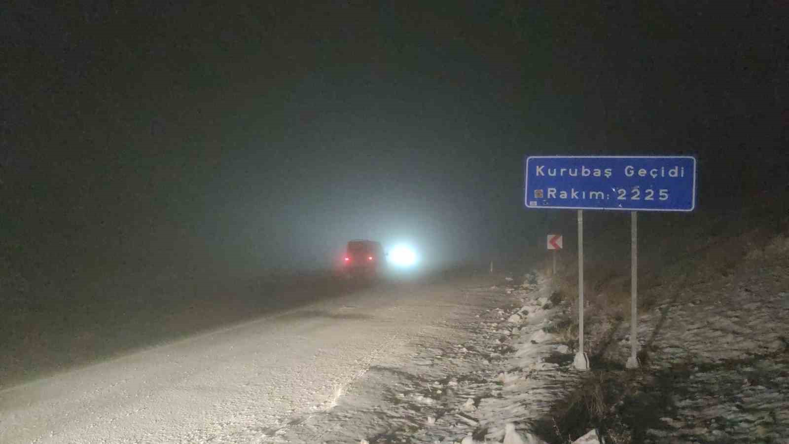 Karabet Geçidi kar ve tipi nedeniyle trafiğe kapatıldı