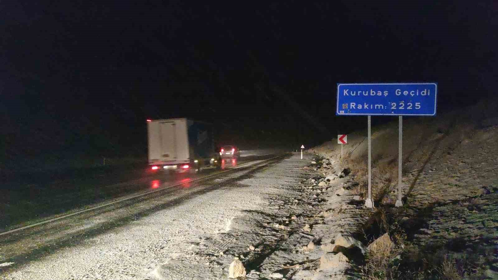 Karabet Geçidi kar ve tipi nedeniyle trafiğe kapatıldı