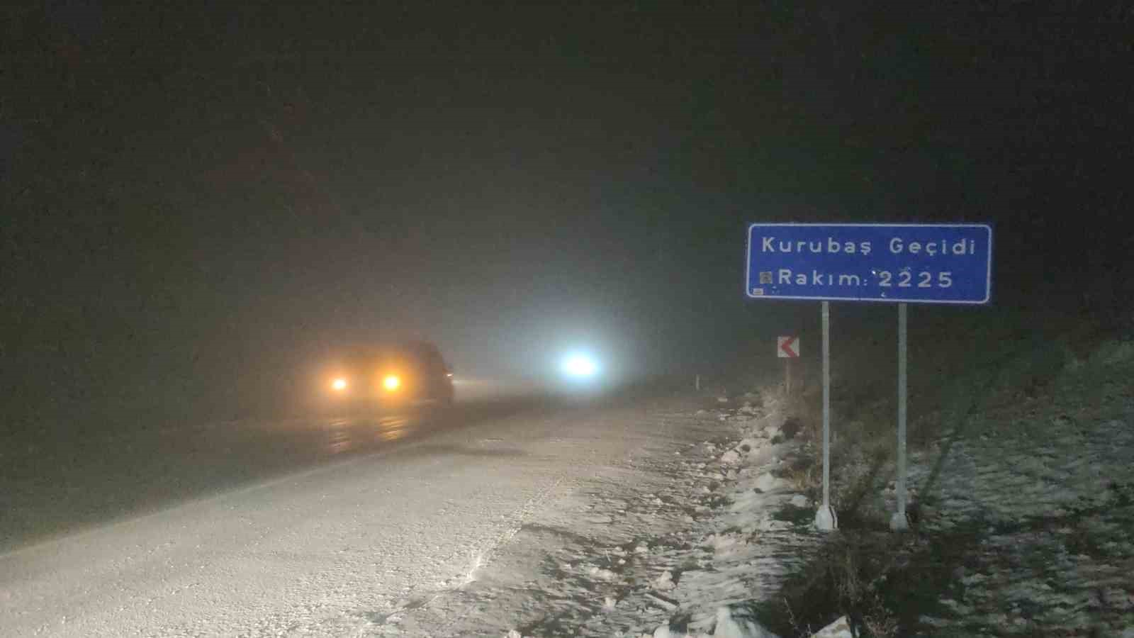 Karabet Geçidi kar ve tipi nedeniyle trafiğe kapatıldı