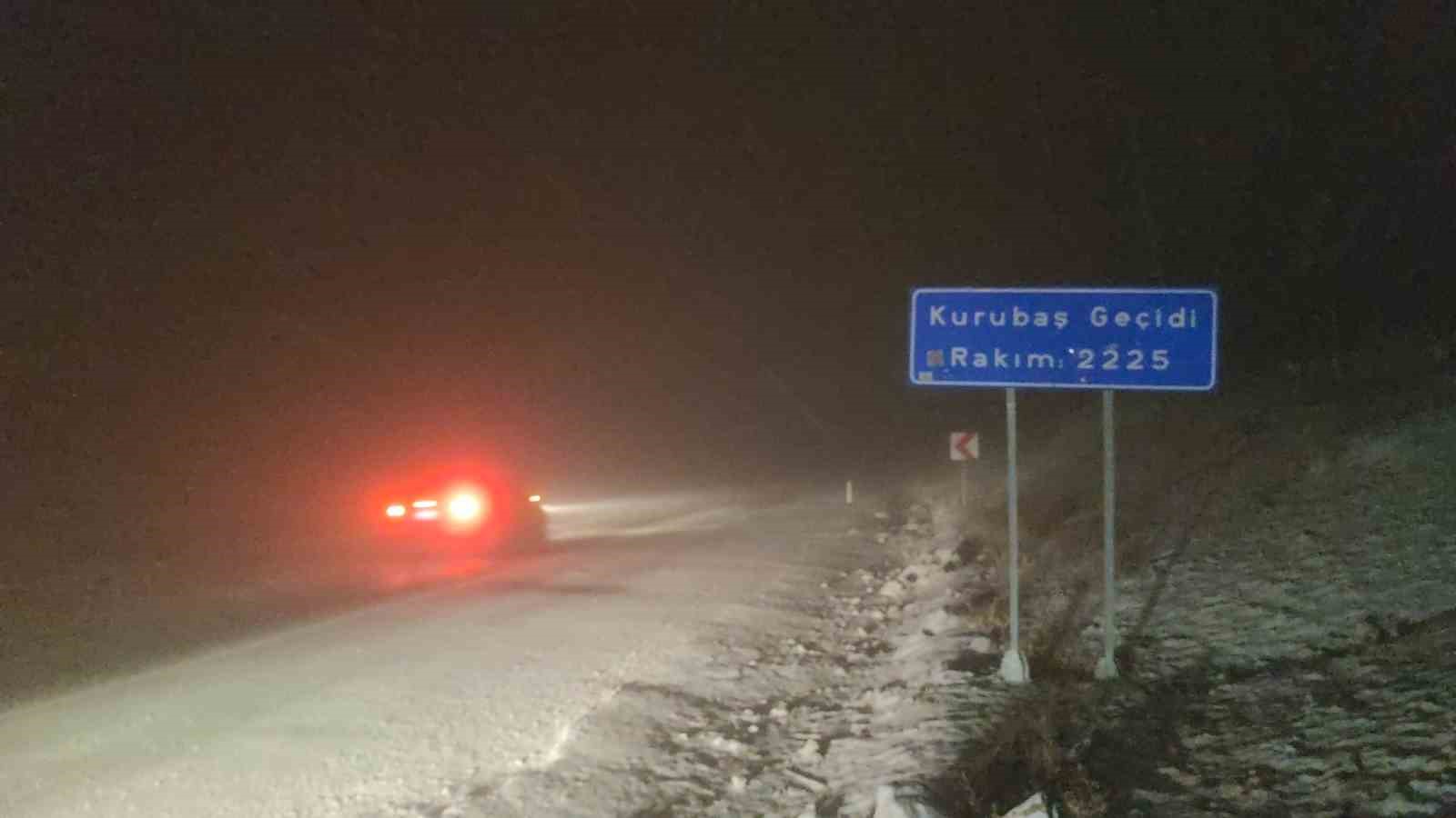 Karabet Geçidi kar ve tipi nedeniyle trafiğe kapatıldı