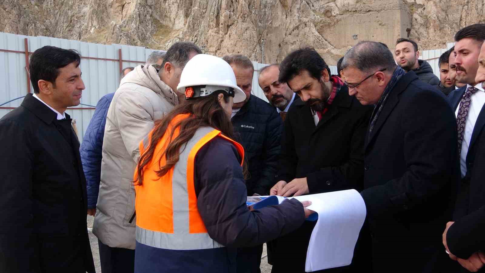 Kültür ve Turizm Bakan Yardımcısı Mumcu Eski Van Şehrini gezdi