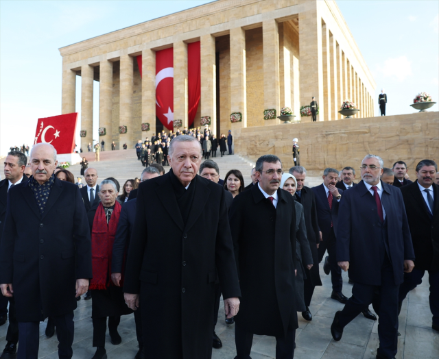 Cumhurbaşkanı Erdoğan başkanlığındaki devlet erkanı Anıtkabir'de