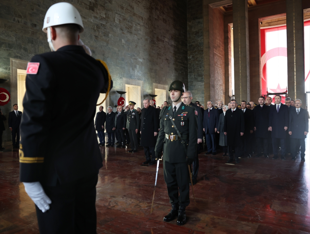 Cumhurbaşkanı Erdoğan başkanlığındaki devlet erkanı Anıtkabir'de