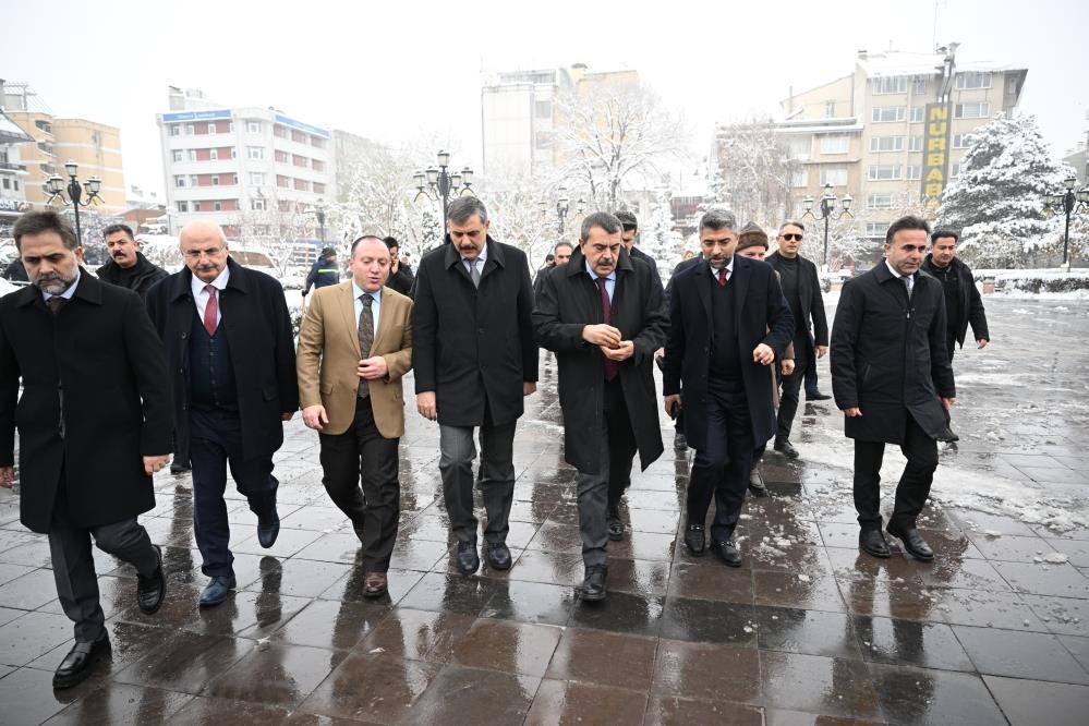 Bakan Tekin açıkladı! 300 bin öğretmene yeni ünvan