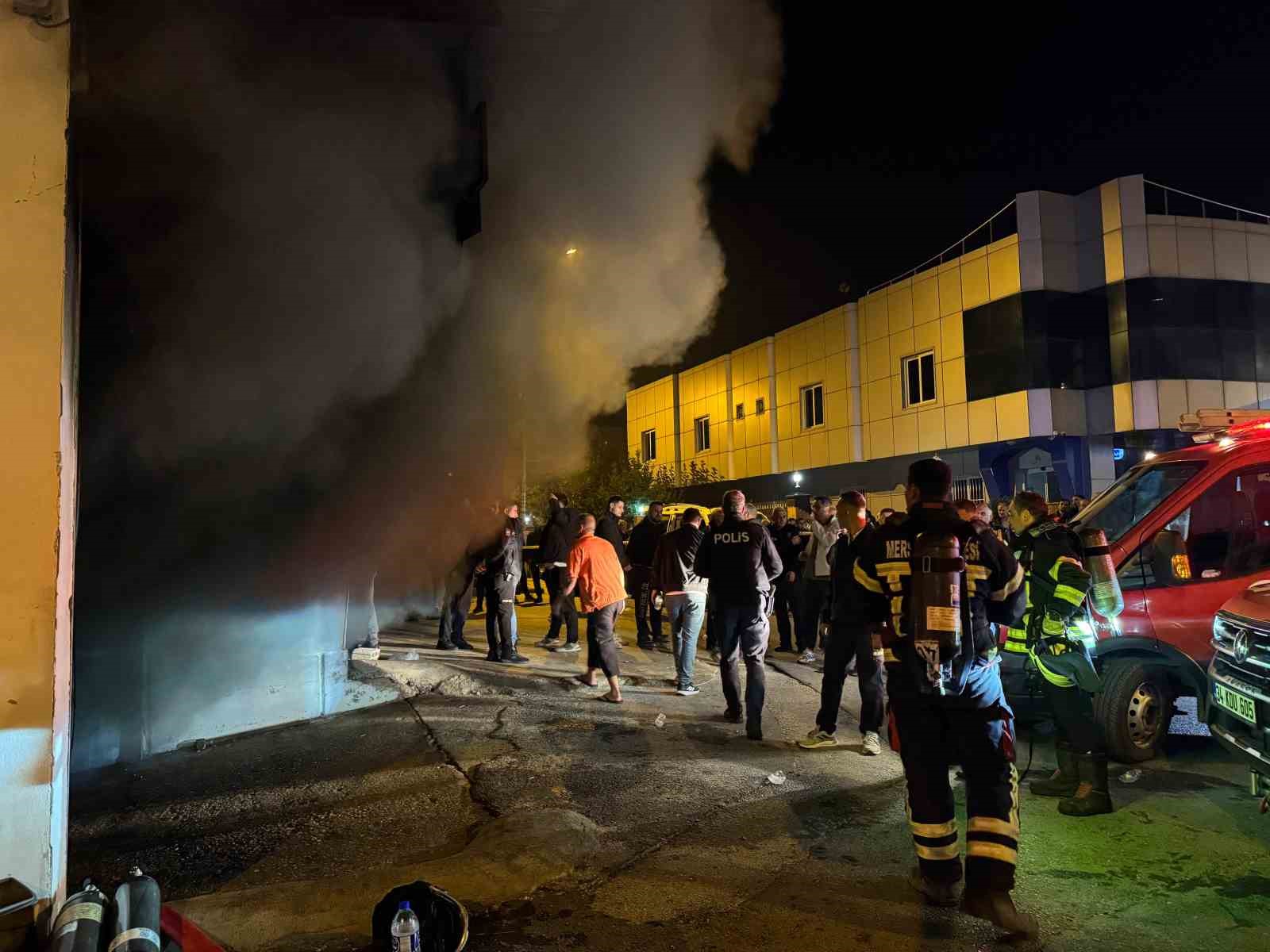 Mersin’de tekstil atölyesinde yangın: 4 işçi dumandan etkilendi