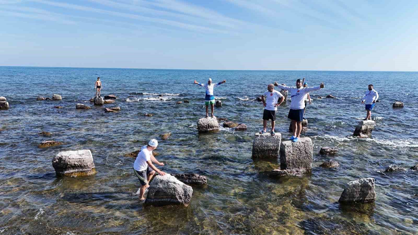 Van Gölü aktivistleri göldeki antik yolda yüzdüler