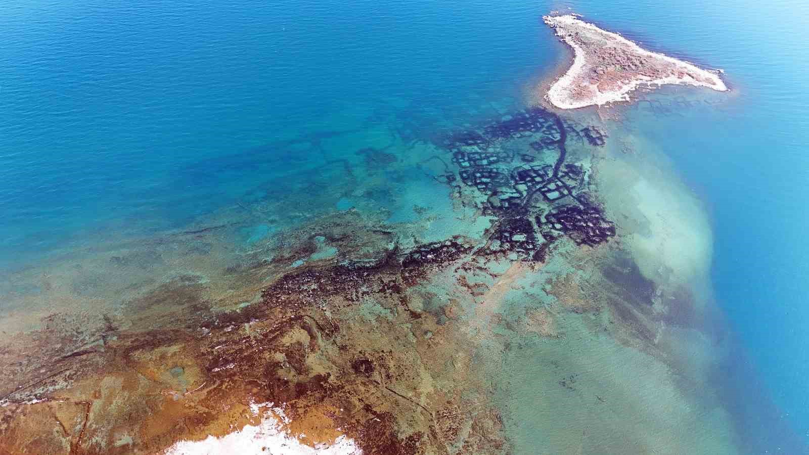 Van Gölü aktivistleri göldeki antik yolda yüzdüler