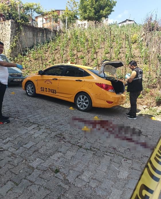 Eşi ile ilişki yaşayan azasını tabanca ile vurarak ölmesine neden olan muhtar tahliye edildi