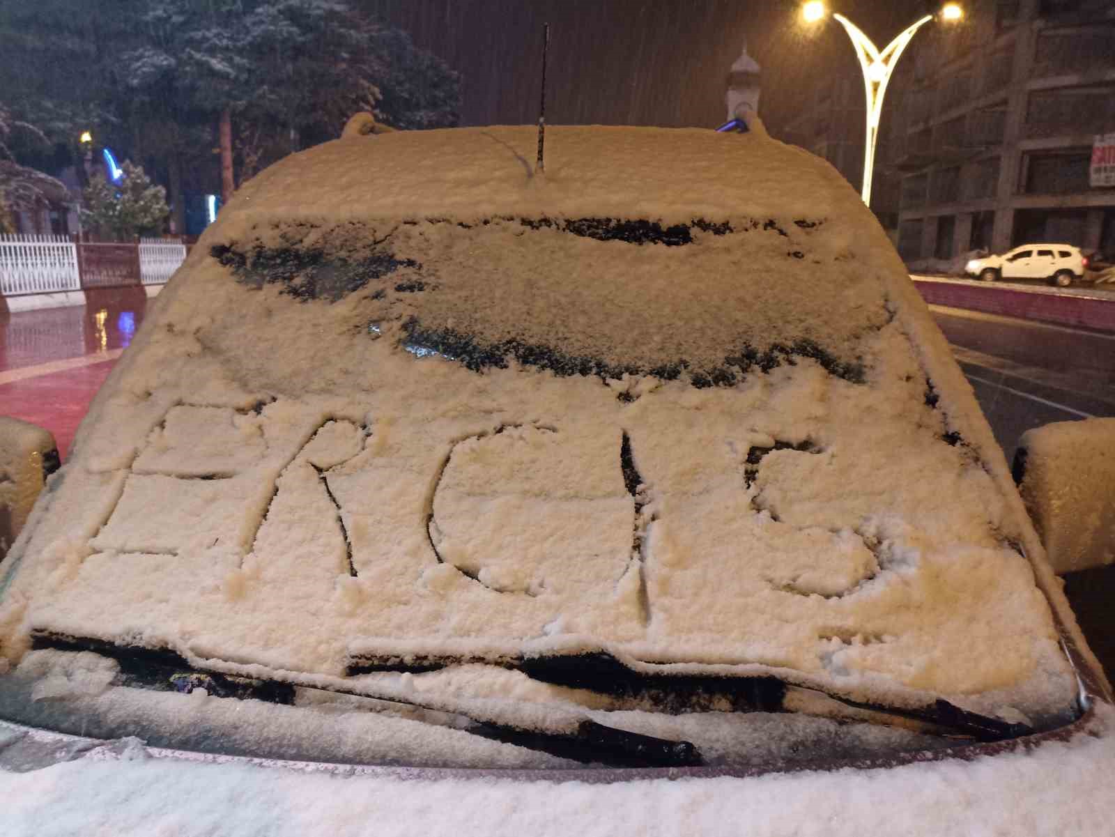 Erciş’e mevsimin ilk karı yağdı