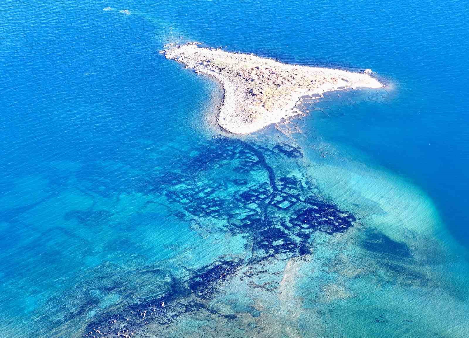 Van Gölü çekildikçe su altındaki mikrobiyolitler gün yüzüne çıkıyor