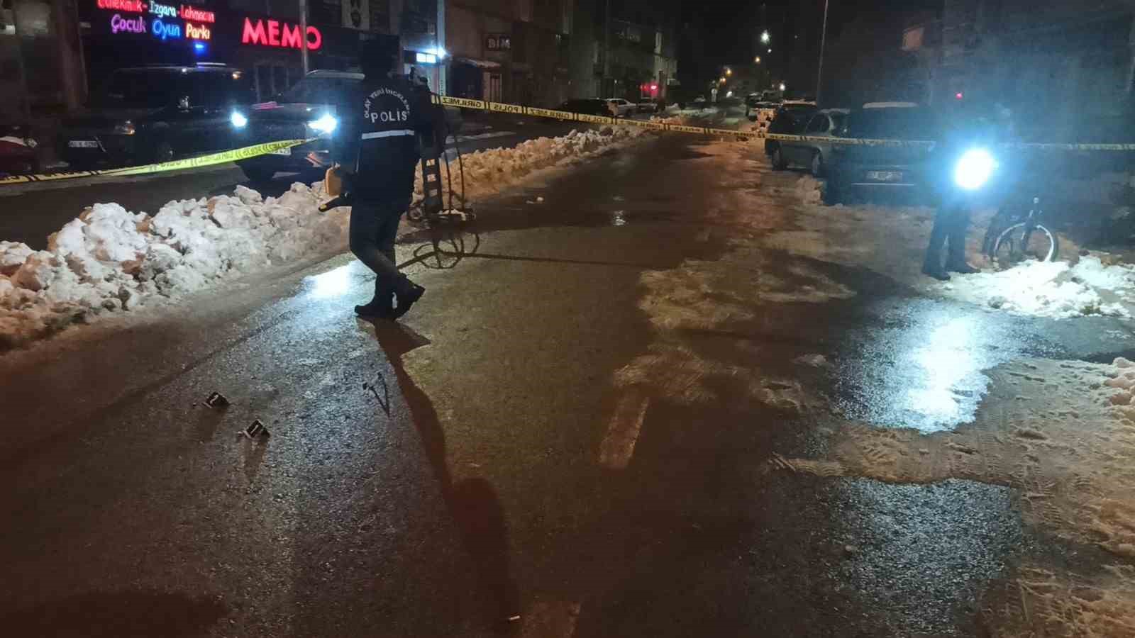 Cadde ortasında ateş edip husumetlisini yaraladı, olay anı kameraya yansıdı