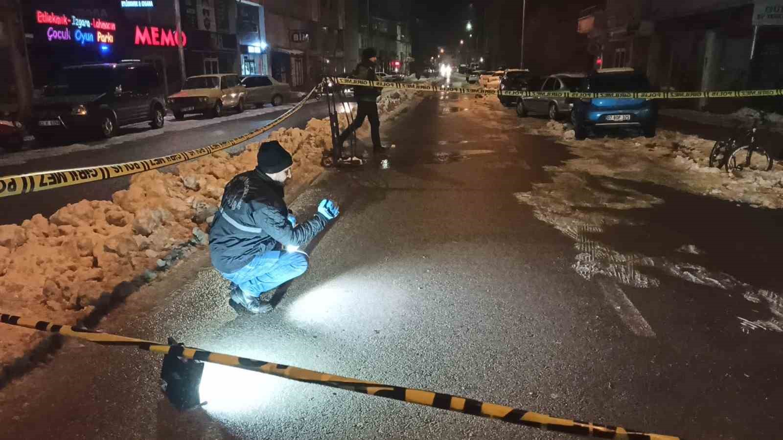 Cadde ortasında ateş edip husumetlisini yaraladı, olay anı kameraya yansıdı