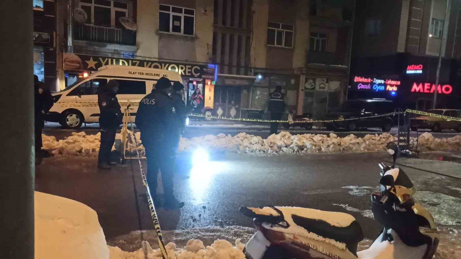 Cadde ortasında ateş edip husumetlisini yaraladı, olay anı kameraya yansıdı