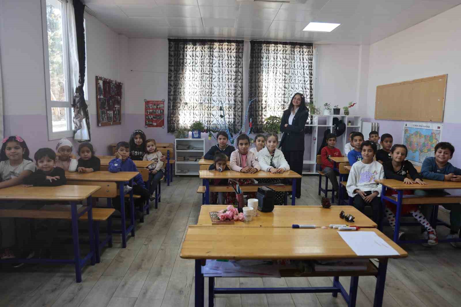 Öğrencilerine ödev olarak inek sağdıran ve kuzuları besleten Melahat öğretmenin öğrencilerinin 10 parmağında 10 marifet