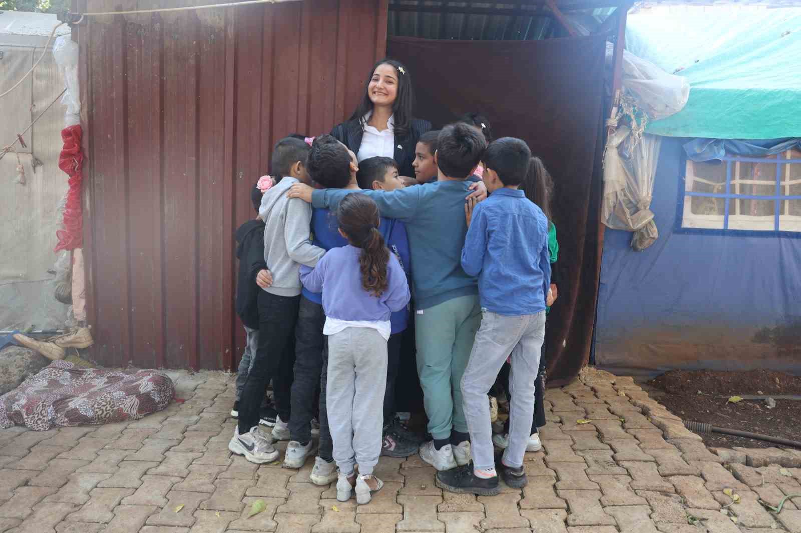 Öğrencilerine ödev olarak inek sağdıran ve kuzuları besleten Melahat öğretmenin öğrencilerinin 10 parmağında 10 marifet