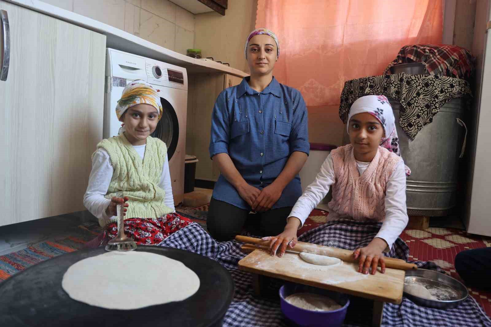 Öğrencilerine ödev olarak inek sağdıran ve kuzuları besleten Melahat öğretmenin öğrencilerinin 10 parmağında 10 marifet