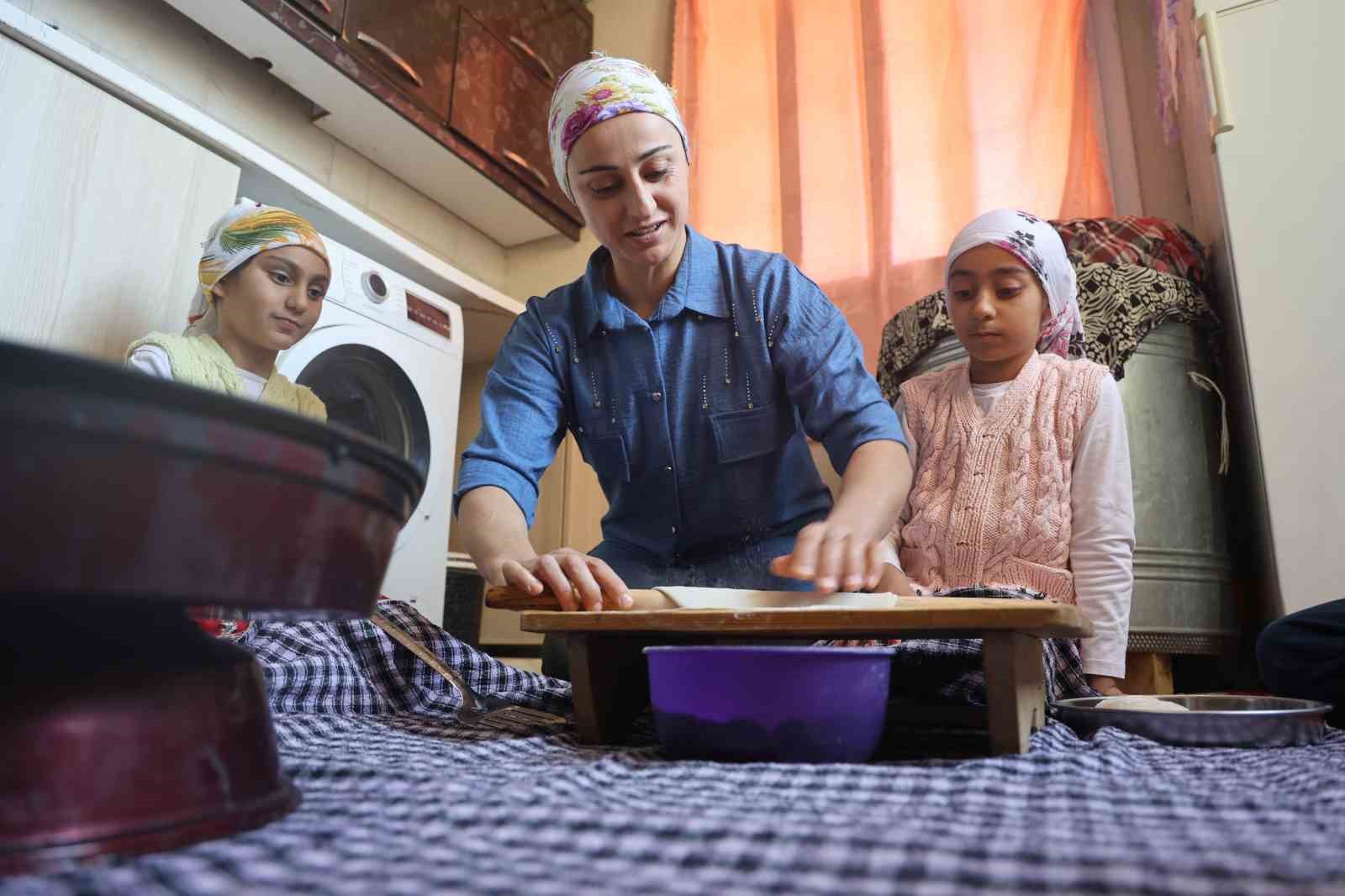 Öğrencilerine ödev olarak inek sağdıran ve kuzuları besleten Melahat öğretmenin öğrencilerinin 10 parmağında 10 marifet