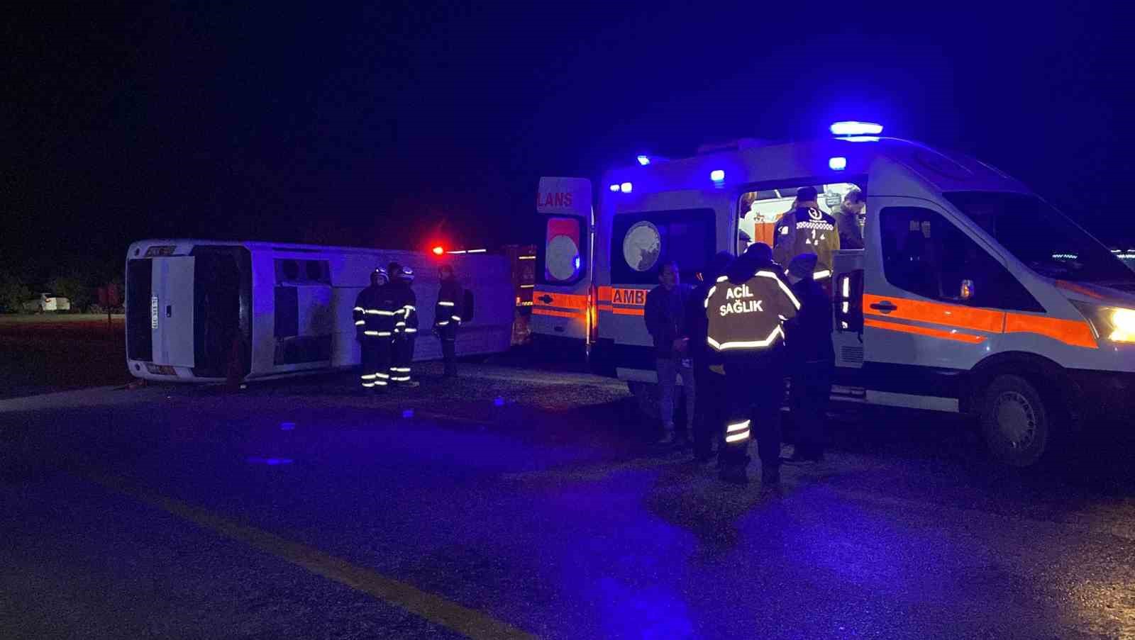 Kastamonu’da midibüs devrildi: 24 yaralı