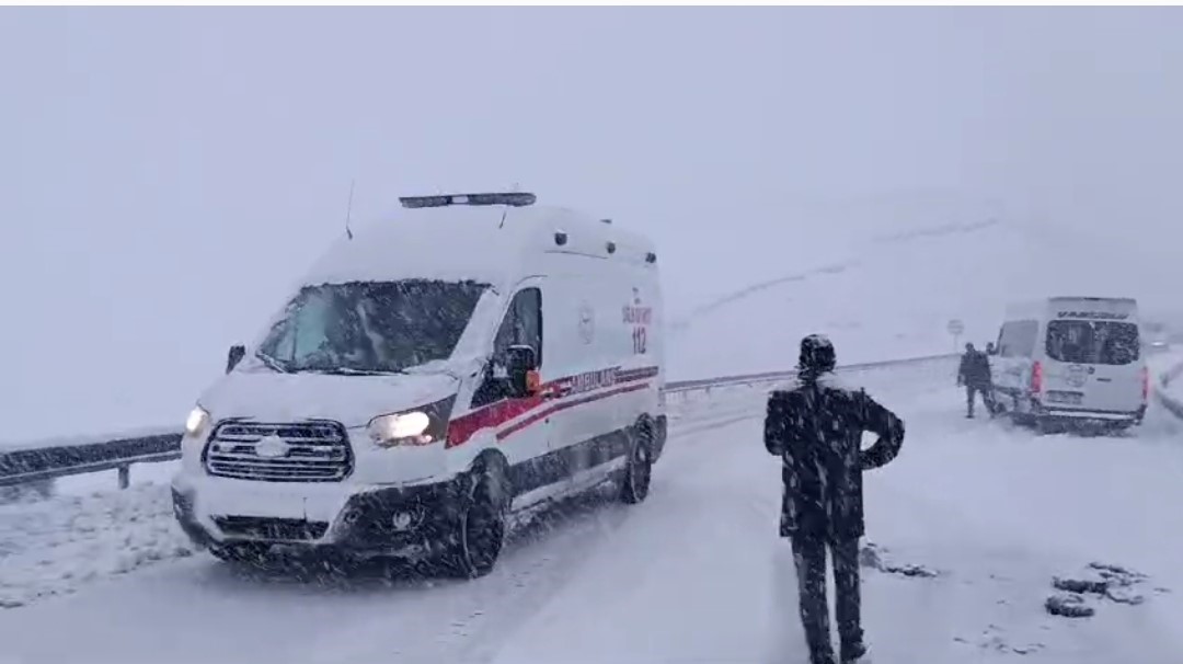 Van’da kar yağışı trafik kazalarına neden oldu, yol saatlerce ulaşıma kapandı