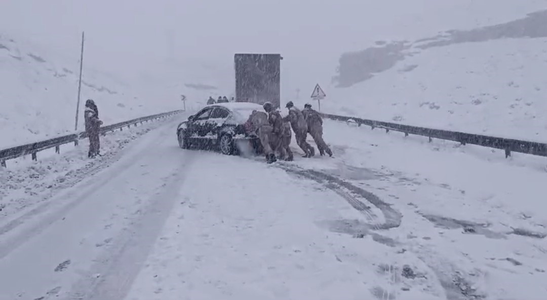 Van’da kar yağışı trafik kazalarına neden oldu, yol saatlerce ulaşıma kapandı