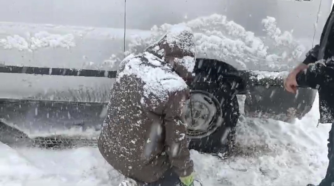 Van’da kar yağışı trafik kazalarına neden oldu, yol saatlerce ulaşıma kapandı