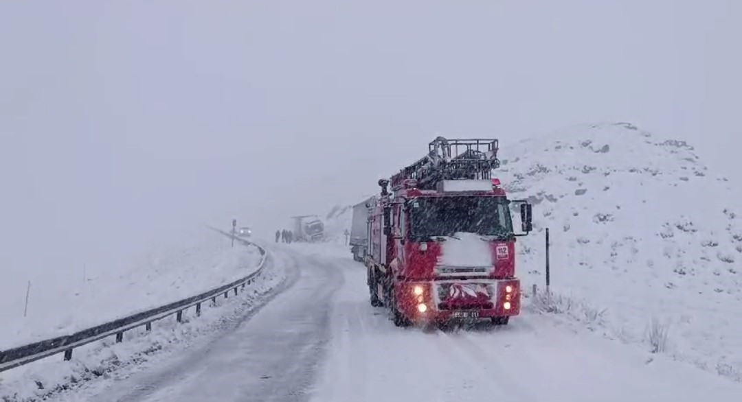 Van’da kar yağışı trafik kazalarına neden oldu, yol saatlerce ulaşıma kapandı