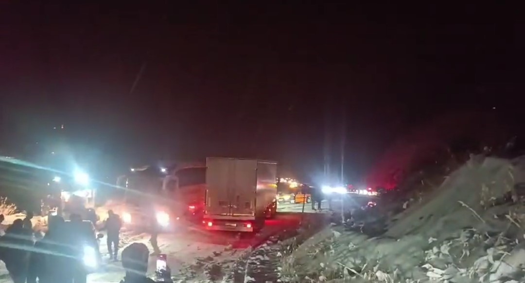 Van’da kar yağışı trafik kazalarına neden oldu, yol saatlerce ulaşıma kapandı